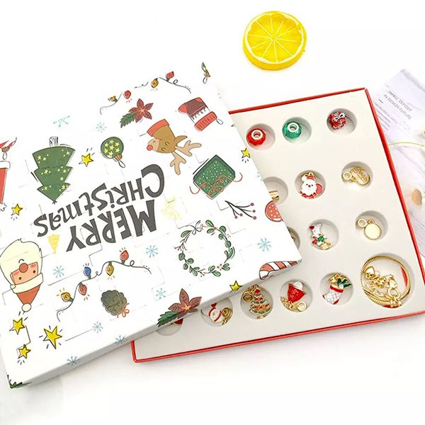 Adventný kalendár so šperkami slider